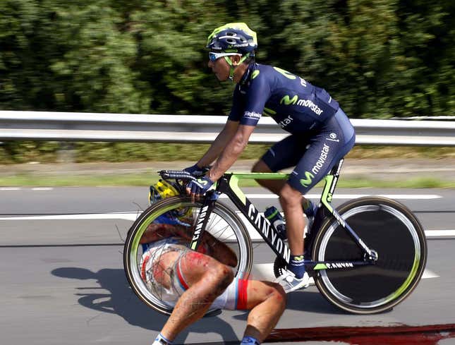 Image for article titled Determined Tour De France Biker Finishes Stage With Opponent Stuck In Spokes
