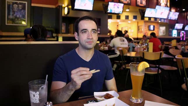 Image for article titled Disappointing Buffalo Wild Wings Not Living Up To Ridicule