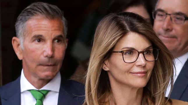 Image for article titled Aunt Becky&#39;s Defense in the College Admissions Scandal Is Literally That She &#39;Didn&#39;t Know&#39;