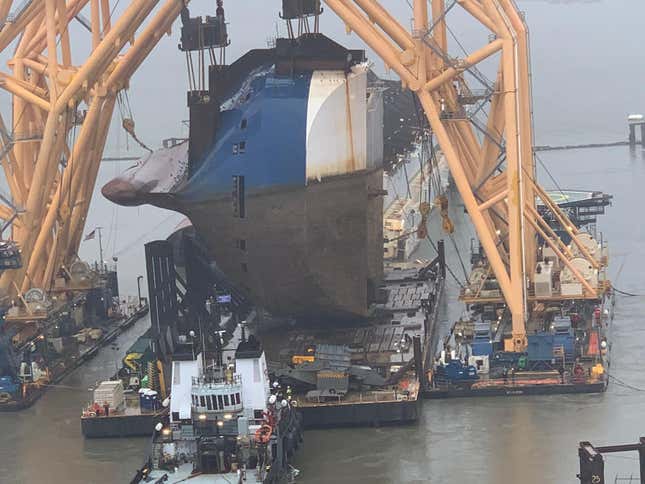 Image for article titled A Chain Just Cut Through A Capsized Cargo Ship Filled With Cars And The Process Is Fascinating (UPDATE W/VIDEO)