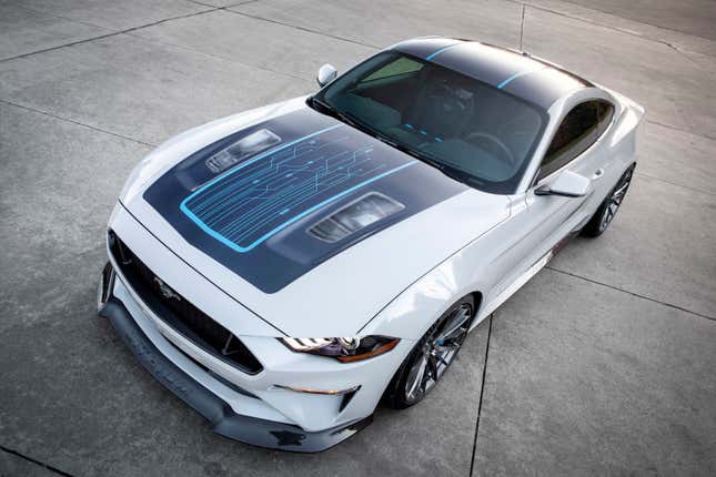 Imagen para el artículo titulado Ford ha creado un Mustang completamente eléctrico de 900 caballos, pero no podrás comprarlo