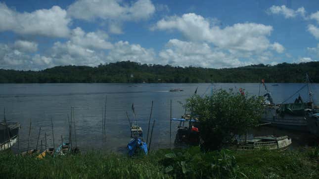 El río Oyapoque que separa la Guayana Francesa y el estado brasileño de Amapá