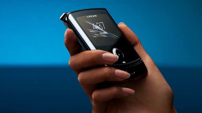 Imagen para el artículo titulado El nuevo Motorola Razr es una belleza con pantalla plegable y un precio algo menos escandaloso