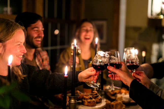 Imagen para el artículo titulado Cómo impresionar a los invitados a una cena con un vino barato, según la ciencia