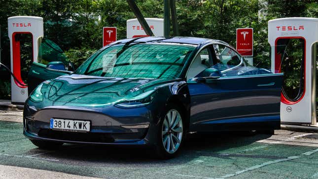 Imagen para el artículo titulado 36 cosas que aprendí sobre el Tesla Model 3 tras probarlo a fondo