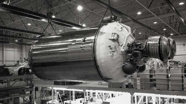 Un cohete Centaur de segunda etapa durante su montaje en 1962