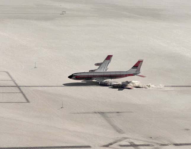Imagen para el artículo titulado El día que la NASA estrelló un Boeing 720 en el desierto de Mojave cargado de combustible