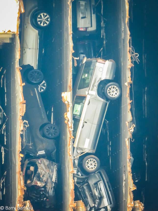 Image for article titled A Chain Just Cut Through A Capsized Cargo Ship Filled With Cars And The Process Is Fascinating (UPDATE W/VIDEO)