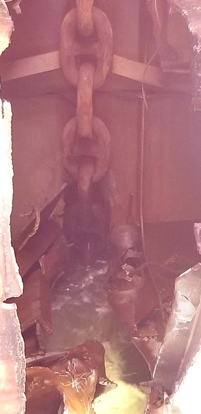 Image for article titled A Chain Just Cut Through A Capsized Cargo Ship Filled With Cars And The Process Is Fascinating (UPDATE W/VIDEO)