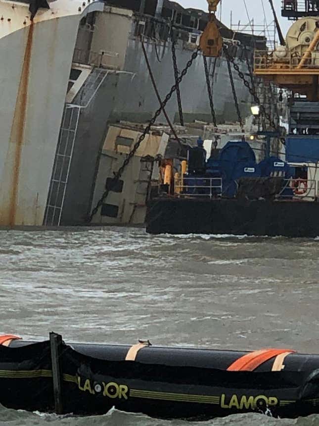 Image for article titled A Chain Just Cut Through A Capsized Cargo Ship Filled With Cars And The Process Is Fascinating (UPDATE W/VIDEO)