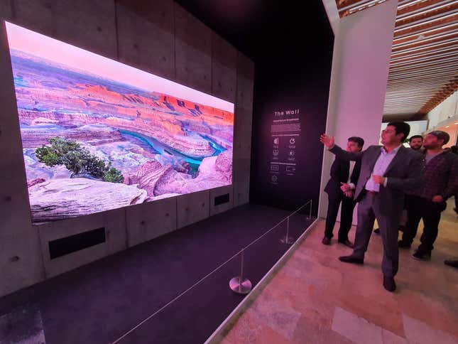 Imagen para el artículo titulado Pantalla sin bordes, sonido en 3D y la voz de Alexa: así son los nuevos televisores QLED de Samsung