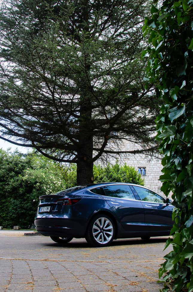 Imagen para el artículo titulado 36 cosas que aprendí sobre el Tesla Model 3 tras probarlo a fondo
