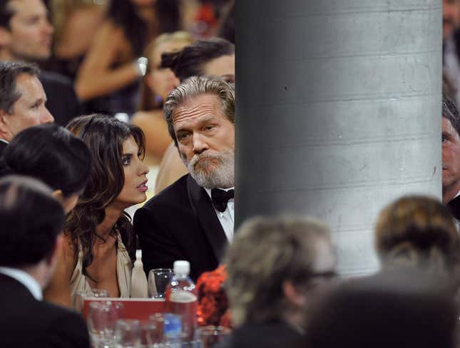 Image for article titled Jeff Bridges Seated Directly Behind Support Column At Golden Globes