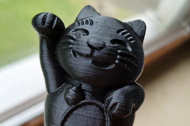 Este es el aspecto de una figura 3D impresa. Las líneas de filamento son perfectamente visibles.