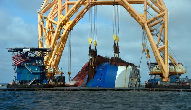 Image for article titled A Chain Just Cut Through A Capsized Cargo Ship Filled With Cars And The Process Is Fascinating (UPDATE W/VIDEO)