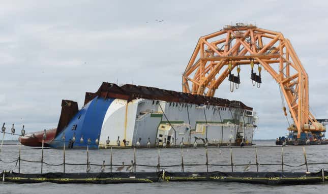 Image for article titled A Chain Just Cut Through A Capsized Cargo Ship Filled With Cars And The Process Is Fascinating (UPDATE W/VIDEO)