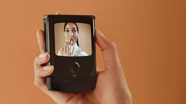 Imagen para el artículo titulado El nuevo Motorola Razr es una belleza con pantalla plegable y un precio algo menos escandaloso