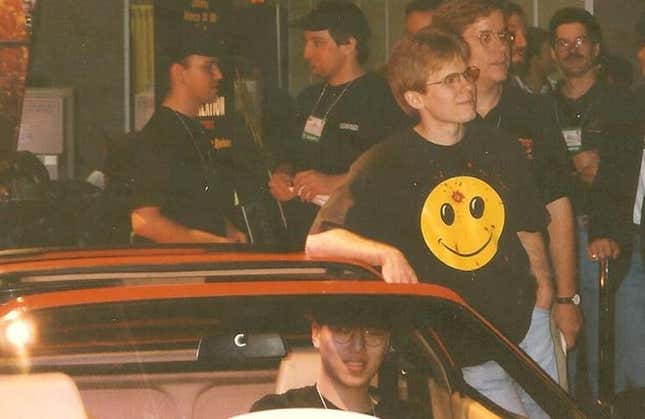 Dennis Fong a los mandos del Ferrari y John Carmack posando con él.
Imagen: Wikipedia Commons