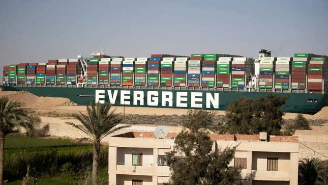 Imagen para el artículo titulado Egipto exige una compensación de 1000 millones de dólares o no devolverá el barco Ever Given a sus propietarios