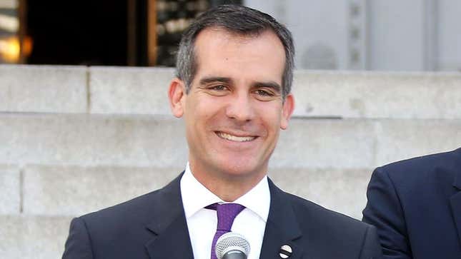 Image for article titled L.A. Mayor Pledges To Eat Sackful Of New York Garbage If Kings Lose Stanley Cup