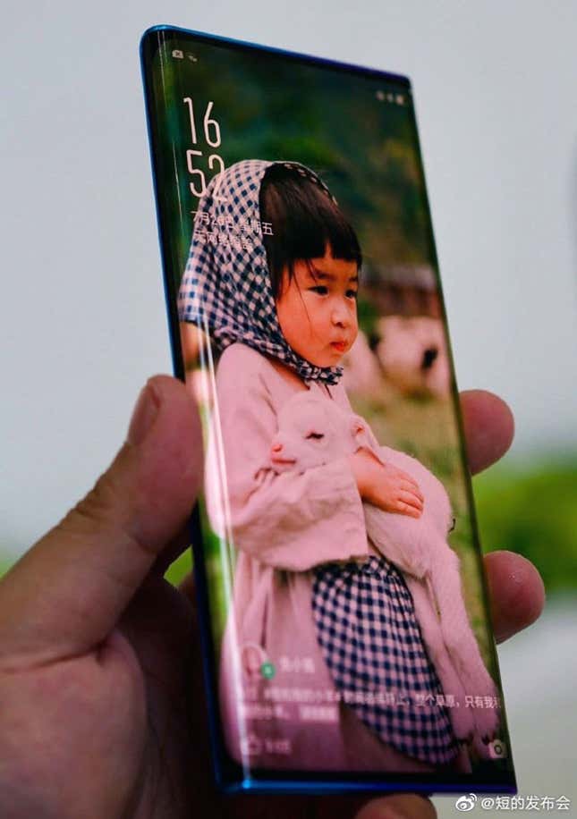 Imagen para el artículo titulado Oppo Waterfall Screen: una pantalla para móvil tan extrema que elimina los botones físicos de los laterales