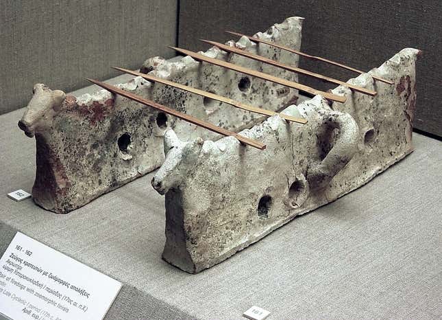 Soportes de terracota para asar carne en pinchos pertenecientes a la civilización minoica.