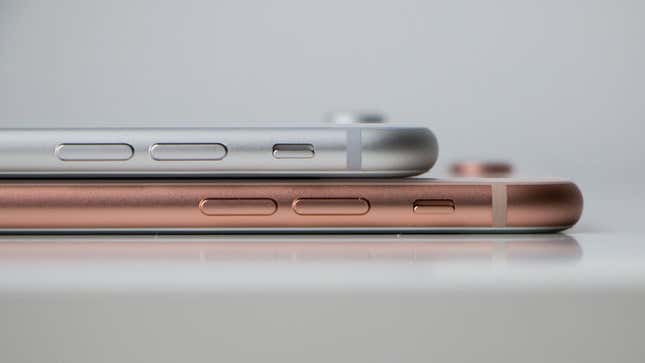 Si parecen dos iPhone 7 es porque... se parece mucho a un iPhone 7. Imagen: Adam Clark Estes