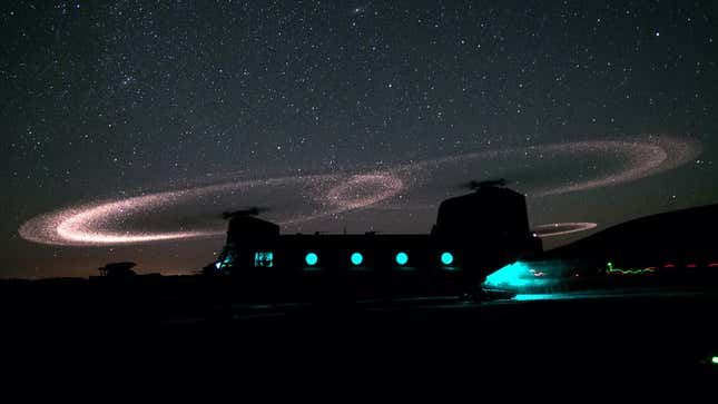 Imagen para el artículo titulado Efecto Kopp-Etchells: cuando los helicópteros brillan en la oscuridad