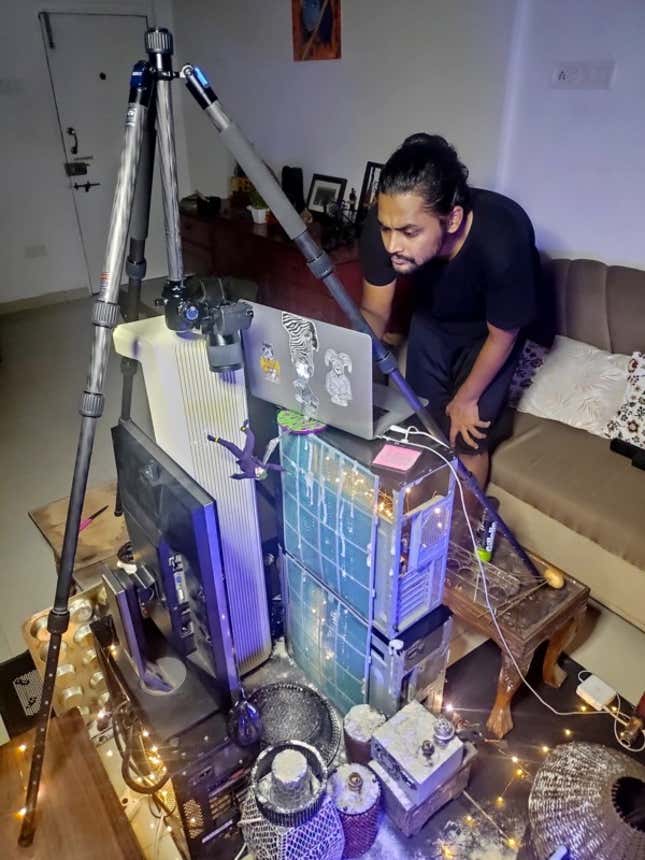 Imagen para el artículo titulado Detrás de esta espectacular foto del Joker solo hay ingenio: se hizo con objetos de una casa cualquiera