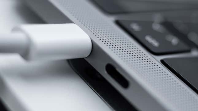 Imagen para el artículo titulado ¿Estás cargando tu MacBook en el lado correcto?