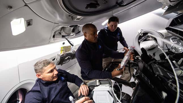 Imagen para el artículo titulado El curioso detalle que ha añadido SpaceX al "baño" de la nave Crew Dragon