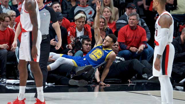 Image for article titled Tireless Steph Curry Helpfully Illustrates Seth Curry&#39;s Point