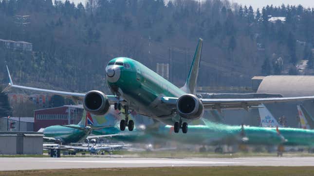 Imagen para el artículo titulado Otras dos aerolíneas cancelan más vuelos de sus Boeing 737 Max tras detectarse un nuevo fallo de software