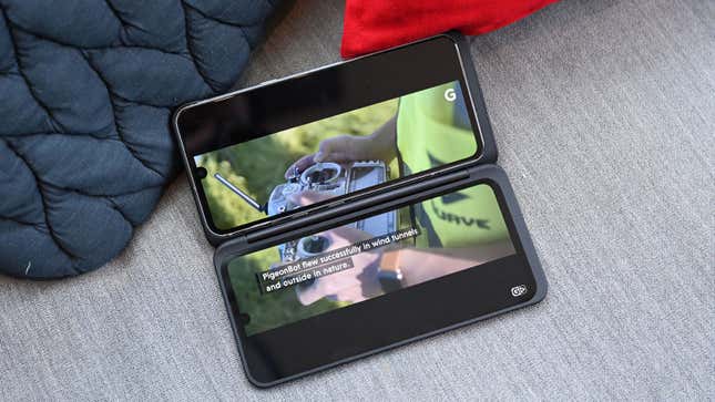 Supongo que no está mal poder ver vídeos de YouTube usando ambas pantallas a la vez, pero no estoy seguro de que alguna vez quieras hacerlo.
Foto: Samsung (Gizmodo)