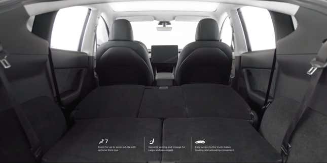 Imagen para el artículo titulado Se filtra un vídeo con las primeras imágenes del interior de un Tesla Model Y listo para su envío