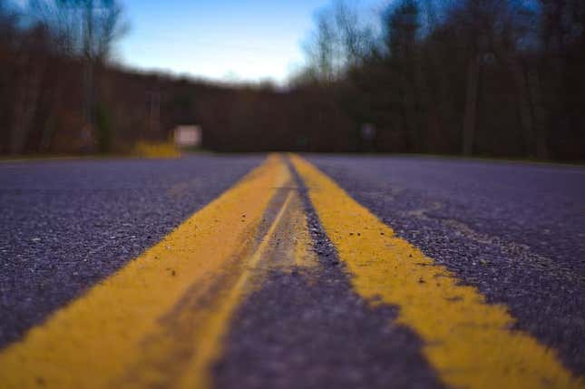 Imagen para el artículo titulado Por qué algunas líneas en las carreteras de Estados Unidos son amarillas y otras son blancas