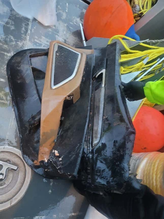 Image for article titled A Chain Just Cut Through A Capsized Cargo Ship Filled With Cars And The Process Is Fascinating (UPDATE W/VIDEO)