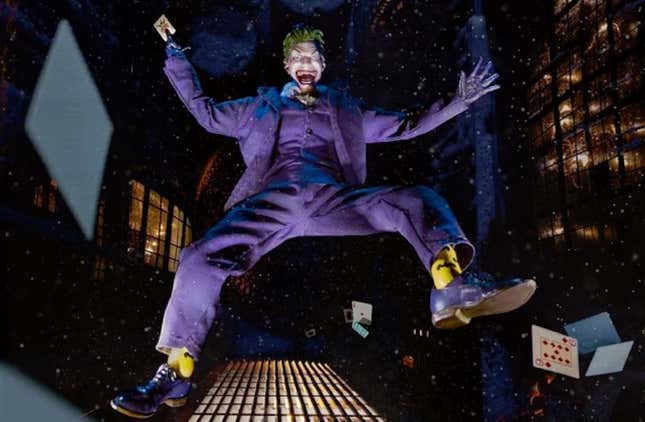 Imagen para el artículo titulado Detrás de esta espectacular foto del Joker solo hay ingenio: se hizo con objetos de una casa cualquiera