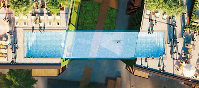 Imagen para el artículo titulado La primera piscina de cristal que cuelga sobre dos azoteas está casi terminada, pero esperarán a 2021 para estrenarla