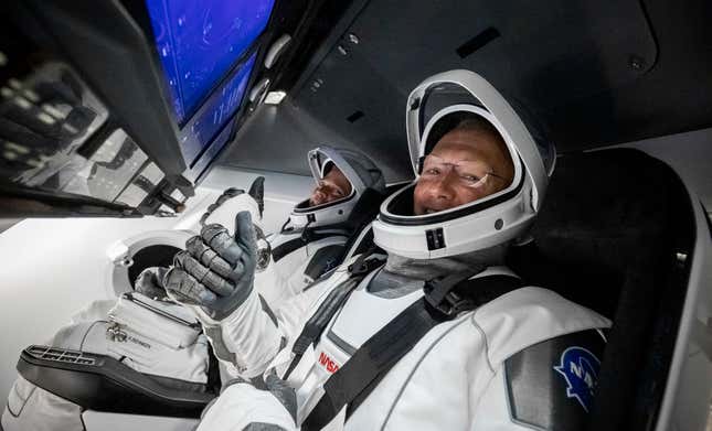 Los astronautas Bob Behnken y Doug Hurley a bordo de la Crew Dragon.
