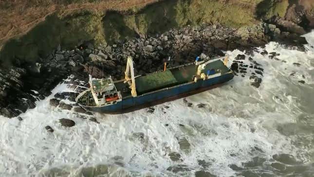 Imagen para el artículo titulado Un barco fantasma encalla en Irlanda arrastrado por la tormenta Dennis