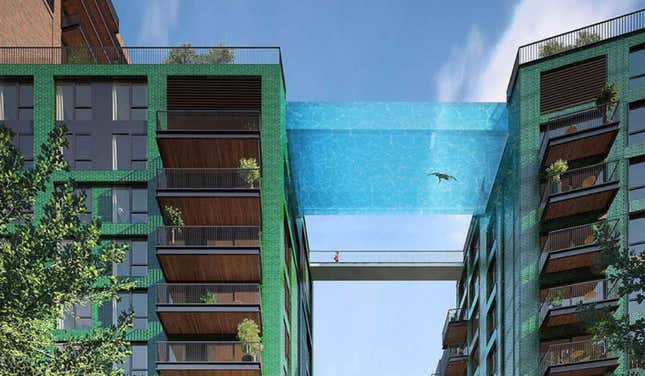 Imagen para el artículo titulado La primera piscina de cristal que cuelga sobre dos azoteas está casi terminada, pero esperarán a 2021 para estrenarla