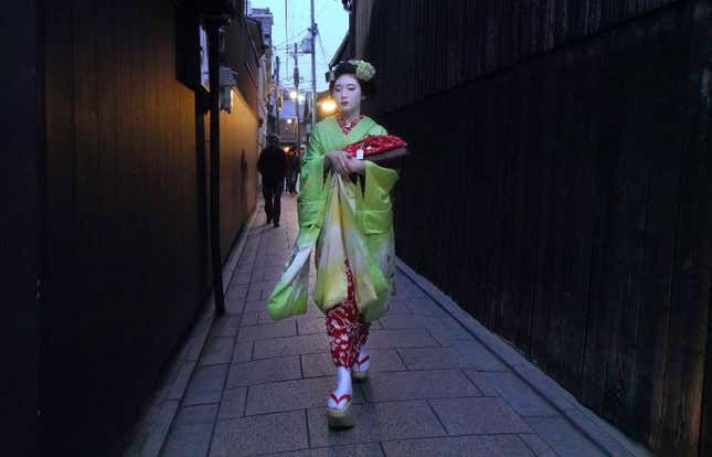 Imagen para el artículo titulado Los turistas en Kyoto están haciendo la vida imposible a las Geishas