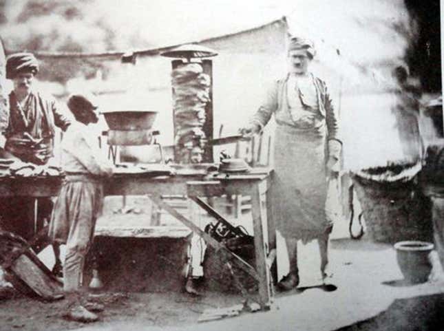 Imagen para el artículo titulado El verdadero origen del kebab (y por qué eso que has comido anoche probablemente no sea auténtico kebab)