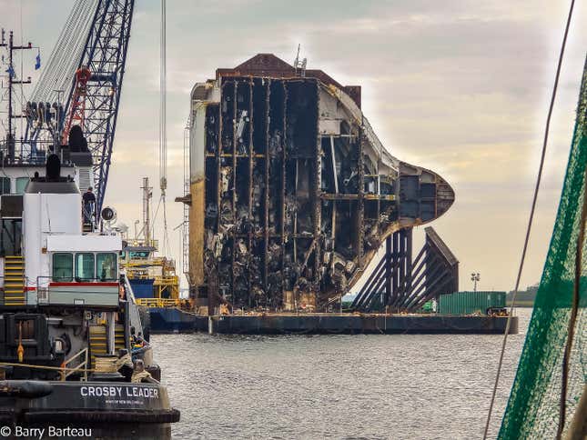 Image for article titled A Chain Just Cut Through A Capsized Cargo Ship Filled With Cars And The Process Is Fascinating (UPDATE W/VIDEO)