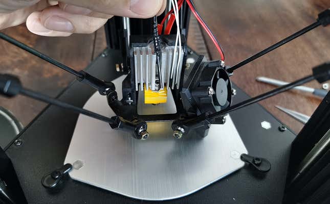 Esto es lo que le pasa al filamento cuando sufre Heat Creep. Se calienta y se retuerce dentro del tubo hasta hacer una espiral. Para sacarlo hay que desmontar el cabezal y calentarlo.