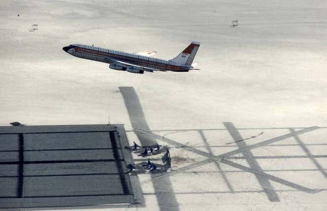Imagen para el artículo titulado El día que la NASA estrelló un Boeing 720 en el desierto de Mojave cargado de combustible