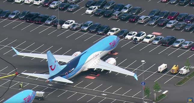 Imagen para el artículo titulado Hay tantos 737 Max esperando revisión que los están aparcando en el estacionamiento de Boeing