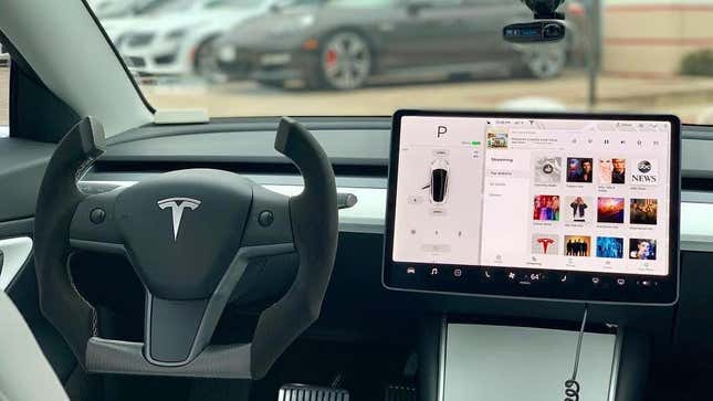 Imagen para el artículo titulado El Autopilot de Tesla confundía el logo de Burger King con una señal de STOP, así que Burger King hizo esto