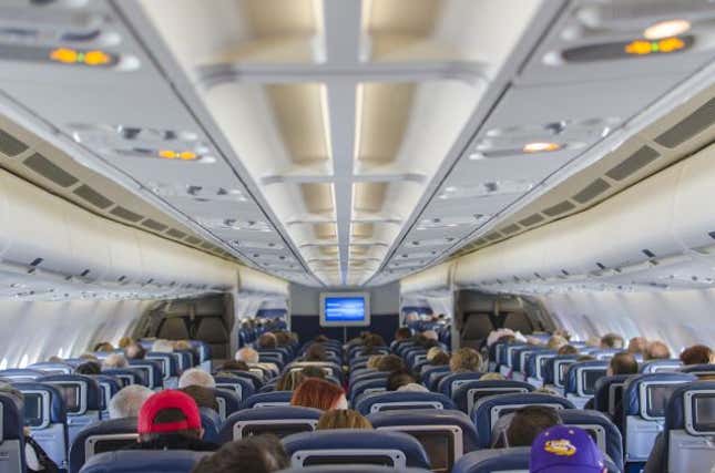 Imagen para el artículo titulado Cómo sobrevivir sentado en un vuelo largo, según un fisioterapeuta